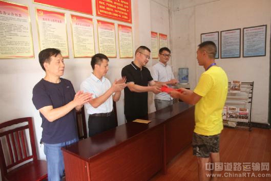 萍鄉(xiāng)長運開展向“見義勇為、舍己救人”好司機寧敏同志學(xué)習(xí)活動