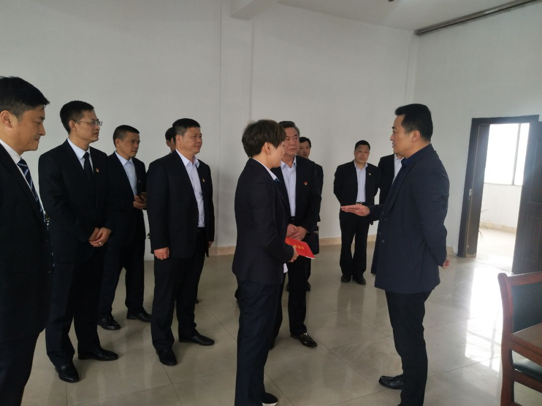 江西長(zhǎng)運(yùn)黨委書記、董事長(zhǎng)王曉看望慰問(wèn)“中國(guó)好人榜”獲得者李小英