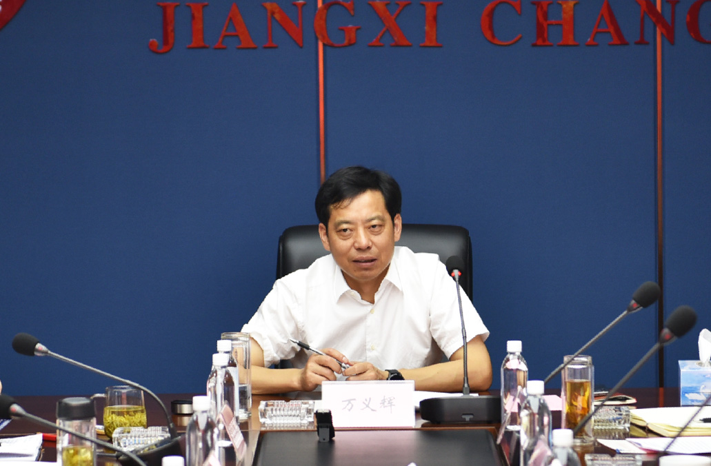 南昌市政公用集團黨委副書記、總經(jīng)理萬義輝一行調(diào)研江西長運