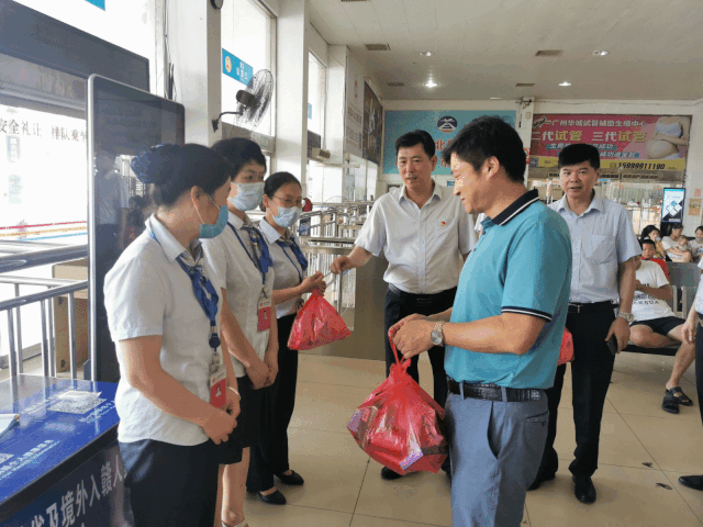 占梁前往鷹潭長(zhǎng)運(yùn)、鷹潭公交為一線(xiàn)員工“送清涼”