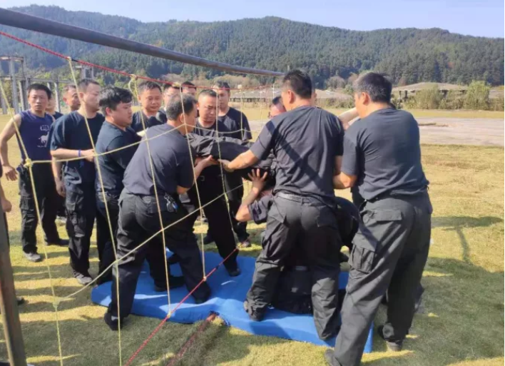 鷹潭長(zhǎng)運(yùn)、公交組建防恐維穩(wěn)應(yīng)急隊(duì)并開(kāi)展拓展訓(xùn)練