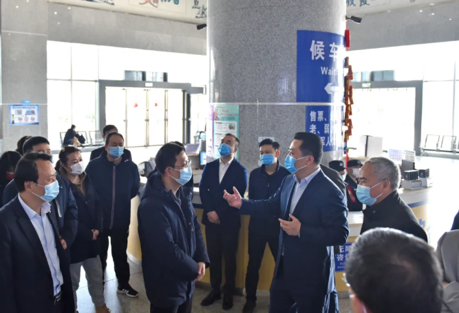 王曉向總部機(jī)關(guān)、都市城際公交干部員工拜年