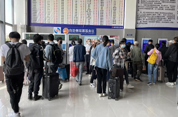 鄱陽長運(yùn)全力應(yīng)對“五一”小長假返程客流高峰