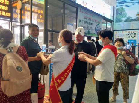 上饒汽運(yùn)東站為一線(xiàn)職工、旅客送清涼