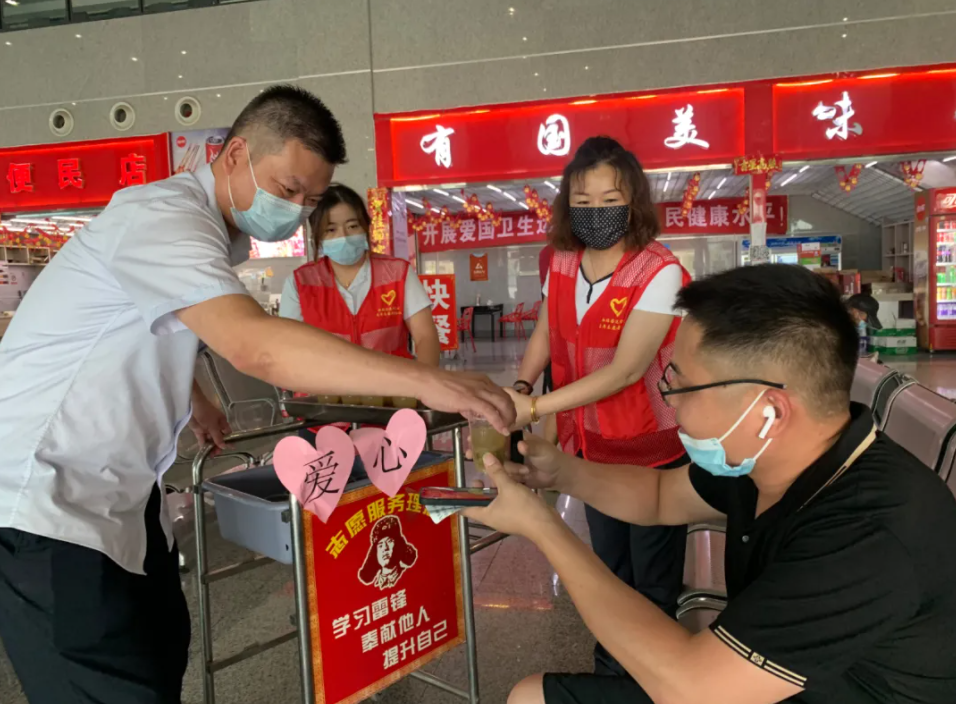 都市城際公交 長(zhǎng)途汽車西站、徐坊客運(yùn)站開展送清涼活動(dòng)