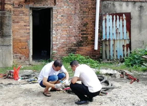 我為群眾辦實(shí)事 || ?長(zhǎng)運(yùn)物業(yè)：炎炎夏日搶修電纜