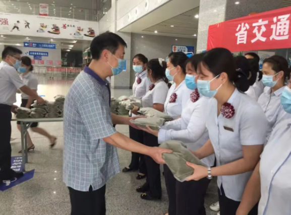 省交通工會(huì)為南昌長(zhǎng)途汽車(chē)西站一線(xiàn)員工送清涼