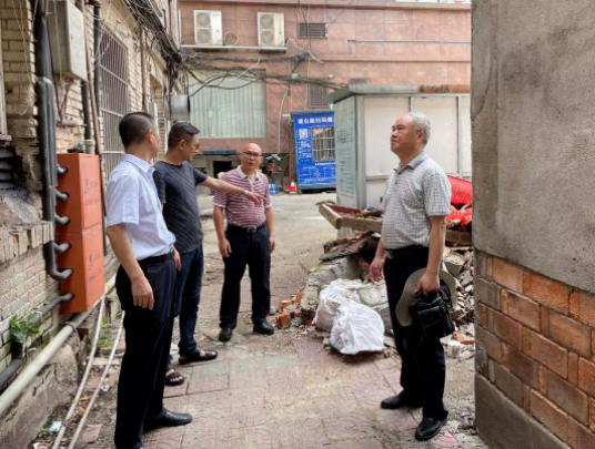 戴豪贛督導(dǎo)長(zhǎng)鴻物業(yè)安全生產(chǎn)、疫情防控及危房清退工作