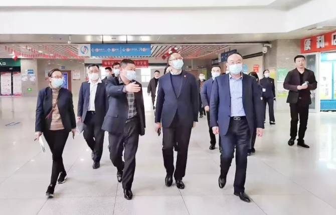 市文廣新旅局局長(zhǎng)萬(wàn)利平實(shí)地調(diào)研南昌長(zhǎng)途汽車(chē)站  胡維泉陪同