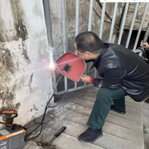 長(zhǎng)運(yùn)物業(yè):暖心修鐵門 商戶出行有保障