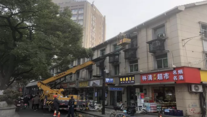 長鴻物業(yè):屋面坍塌危及行人安全 及時搶修消除安全隱患