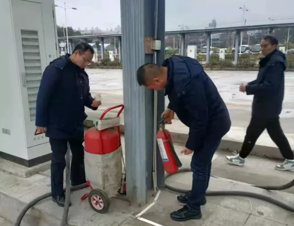 1月29日，南昌市迎來2022年第一場降雪。為進一步防范雨、雪、冰凍等惡劣天氣對道路旅客運輸?shù)牟焕绊?，避免各項安全生產(chǎn)事故，都市城際公交成立了四個安全檢查組一早趕赴現(xiàn)場，對各單位應對雨、雪寒潮天氣安全防范責任、防范措施的落實情況進行督導檢查。檢查組重點對車輛安全例檢操作流程、車輛安全技術(shù)狀況，駕駛員從業(yè)資格證以及車輛