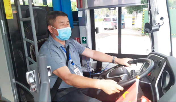 撫州長運:路遇側(cè)翻事故 駕駛員勇伸援手