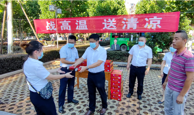 占梁慰問鷹潭長(zhǎng)運(yùn)、鷹潭公交一線職工  肖良芝陪同