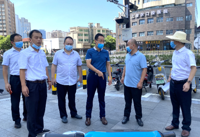 穆孫祥督導長運物業(yè)文明創(chuàng)建工作