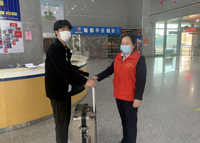 都市城際公交：站、車聯(lián)手尋失物 旅客領回樂開花