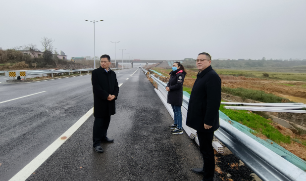 肖良芝帶隊現(xiàn)場查勘、研究余信貴大橋開通公交車事宜