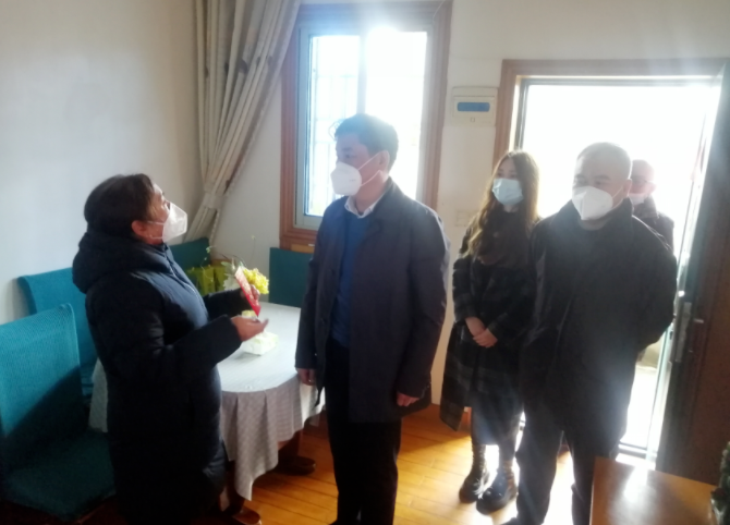 陳皓冒雨走訪慰問市勞模、退休長運老職工萬正梅