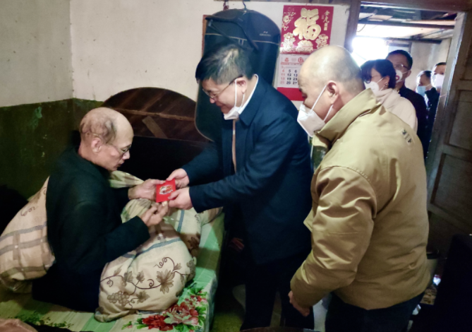 張小平、戴豪贛、黃俊、劉志堅慰問困難職工