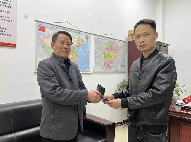 鄱陽(yáng)長(zhǎng)運(yùn)：拾金不昧暖人心，乘客致謝送錦旗