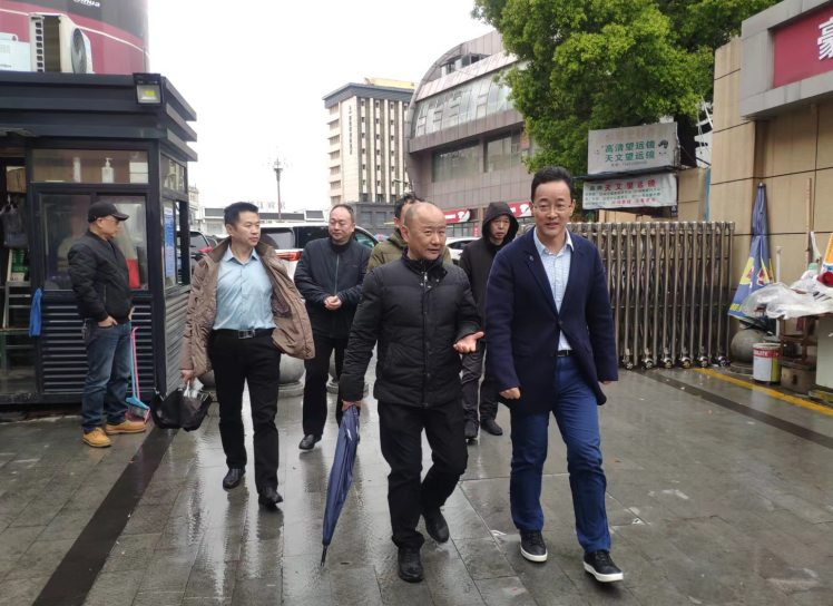 穆孫祥督導(dǎo)長運物業(yè)、都市城際公交文明創(chuàng)建工作