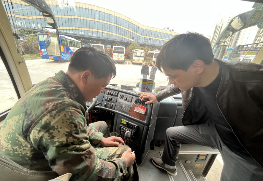 鄱陽長運(yùn)：信息指揮中心檢查客運(yùn)車輛動(dòng)態(tài)監(jiān)控運(yùn)行情況