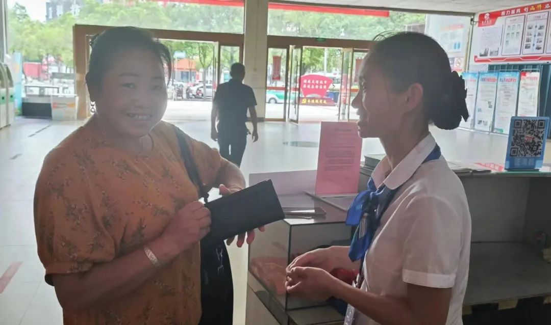 鷹潭長運：拾金不昧暖人心 誠信做人展風(fēng)采