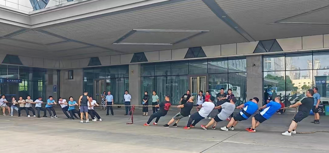 市國資委拔河代表隊到江西長運開展南昌市第九屆運動會賽前交流活動 張小平、劉志堅現(xiàn)場觀摩