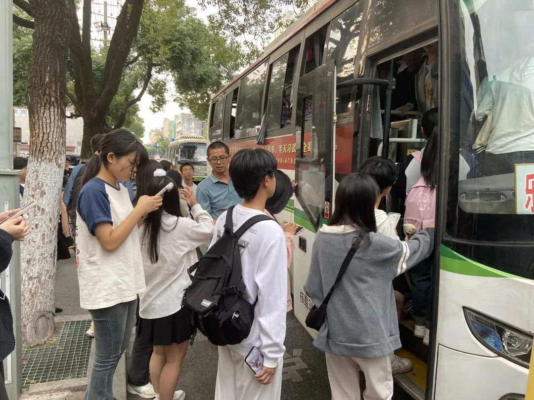 景德鎮(zhèn)長(zhǎng)運(yùn):多點(diǎn)聯(lián)動(dòng) 做好周末學(xué)生返校運(yùn)輸工作