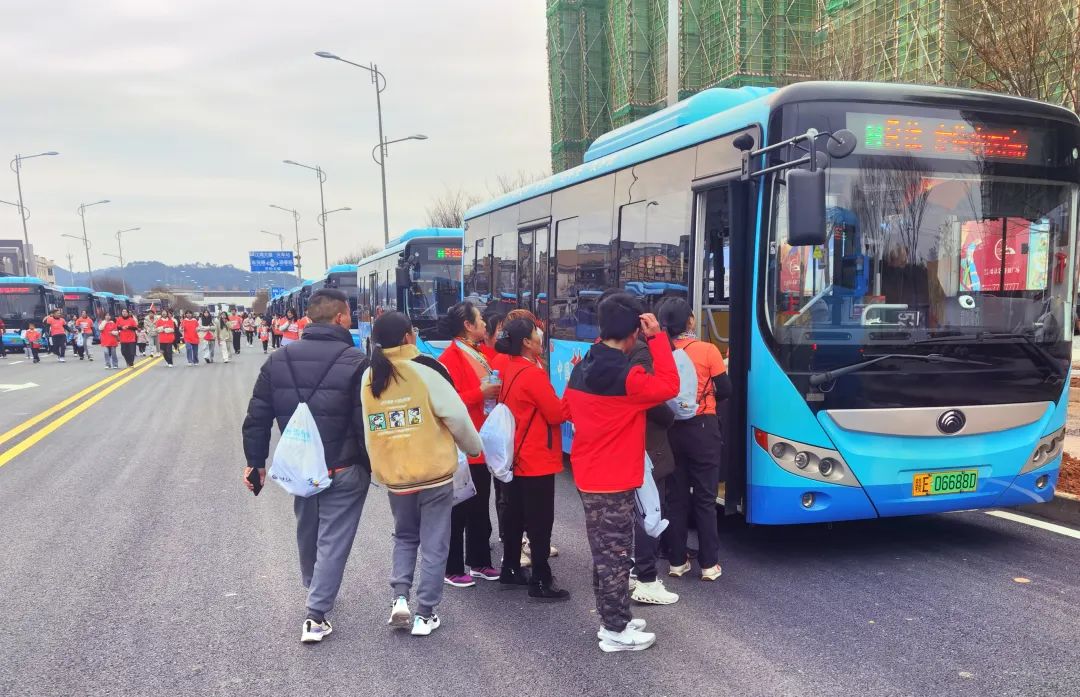 婺源公交:周密安排 圓滿完成婺源馬拉松運輸任務