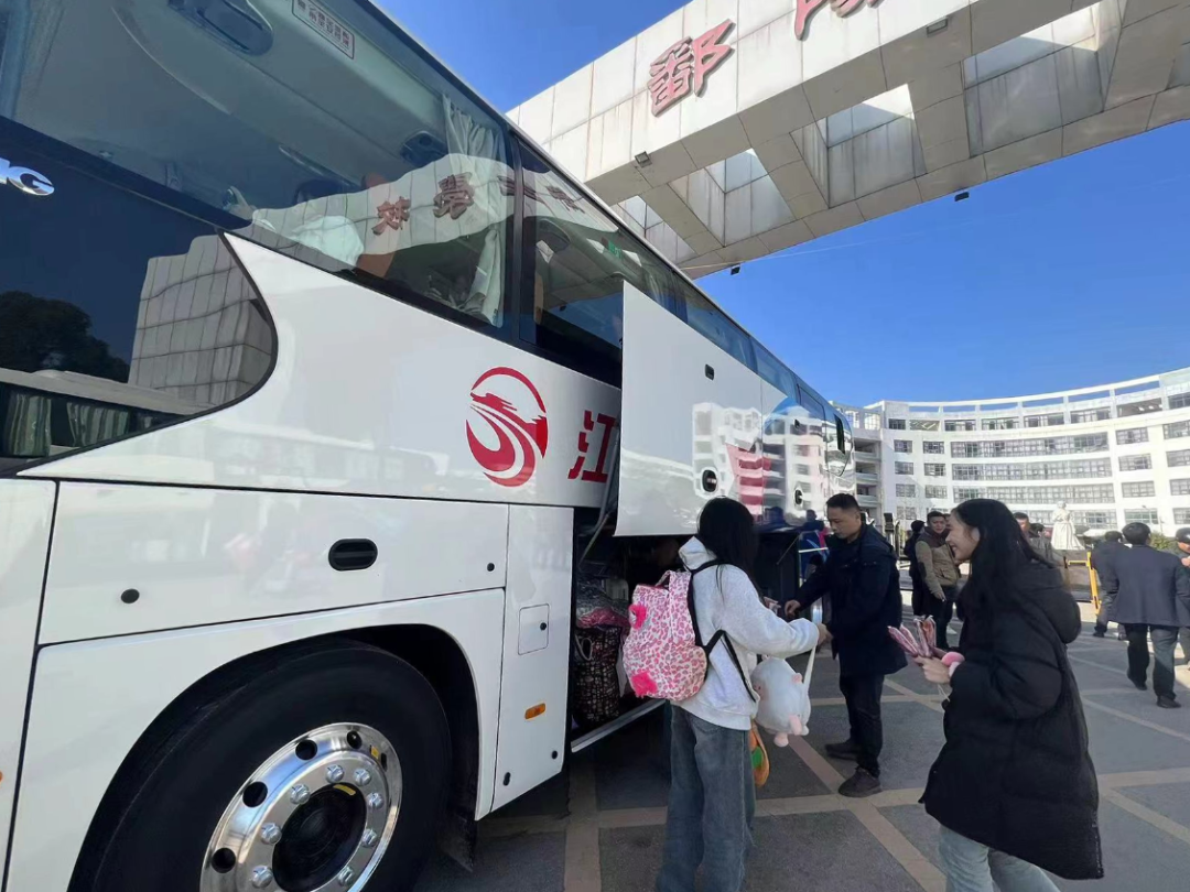 鄱陽(yáng)長(zhǎng)運(yùn)：開(kāi)通學(xué)子返鄉(xiāng)直通車(chē) 精準(zhǔn)護(hù)航學(xué)子回家路