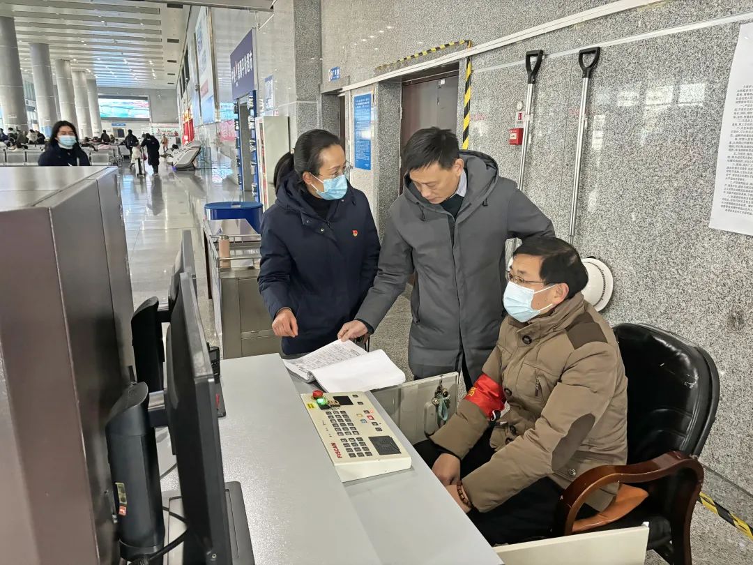 黃俊檢查南昌長(zhǎng)途汽車西站春運(yùn)安全生產(chǎn)工作