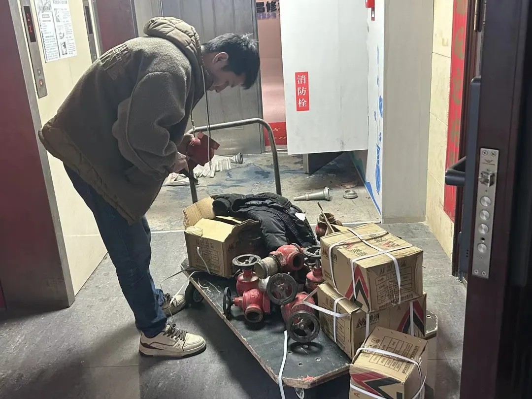 長運(yùn)物業(yè) 更換消防栓門閥 筑牢安全防火墻