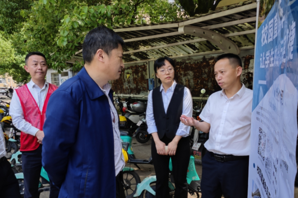 旅游客運分公司校園直通車地推工作有序進(jìn)行 占梁前往現(xiàn)場督導(dǎo)