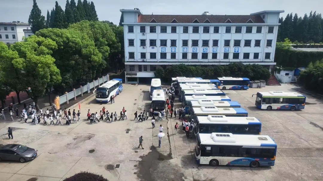 馬鞍山長客：護(hù)航姑溪初級中學(xué)師生體育拉練活動(dòng)