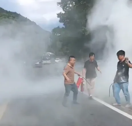 萍鄉(xiāng)長運(yùn):小轎車撞入路溝起火 駕駛員秒變“救火衛(wèi)士”