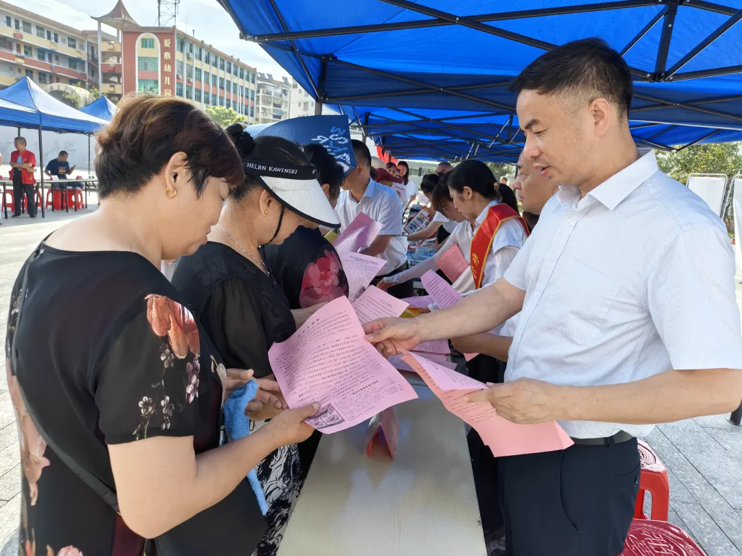 撫州長運:崇仁分公司開展“安全宣傳咨詢?nèi)铡被顒? onmousewheel=