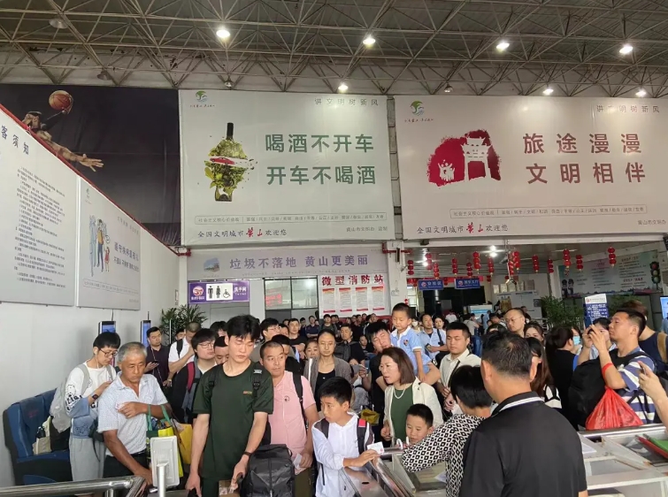 黃山長運:主動出擊 應(yīng)對暴雨期間客流高峰