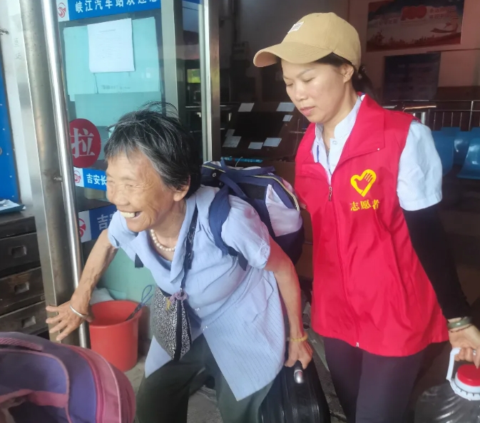 吉安長運:乘車遇到紅馬甲 老人臉上笑開花