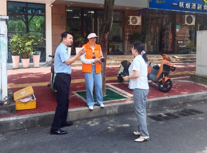 上饒汽運(yùn):地推活動(dòng)進(jìn)行時(shí) 關(guān)愛(ài)員工不停歇