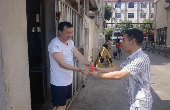 撫州長運(yùn):夏日送關(guān)懷 西瓜甜入心