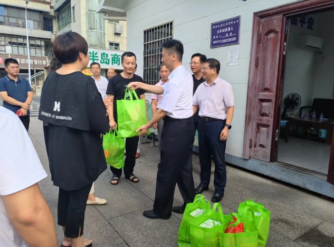 新余公司:省總工會(huì)慰問(wèn)新余公交駕駛員