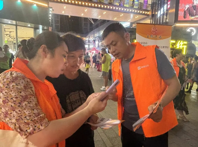 上饒汽運：站點巴士地推在酷暑中進(jìn)行