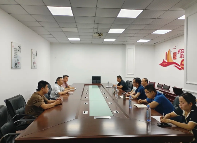 9月19日，江西省交通運(yùn)輸執(zhí)法局副局長朱國英一行前往景德鎮(zhèn)長運(yùn)開展執(zhí)法監(jiān)督與調(diào)研工作，景德鎮(zhèn)市交通執(zhí)法支隊(duì)隊(duì)長于盛穎等陪同。調(diào)研會(huì)上，景德鎮(zhèn)長運(yùn)董事長程鵬匯報(bào)了公司安全生產(chǎn)、配合打擊黑車及市場秩序維護(hù)情況。朱國英要求景德鎮(zhèn)長運(yùn)建立獎(jiǎng)勵(lì)機(jī)制，鼓勵(lì)駕駛員參與監(jiān)督，共護(hù)市場秩序；同時(shí)加強(qiáng)節(jié)日安全生產(chǎn)，確保假期安全形勢穩(wěn)定。