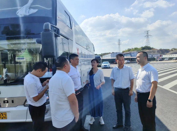 劉磊、占梁督導(dǎo)九江長(zhǎng)運(yùn)校園直通車(chē)工作