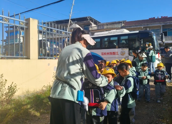 撫州長(zhǎng)運(yùn):金溪分公司護(hù)航幼兒園甜“蜜”研學(xué)活動(dòng)