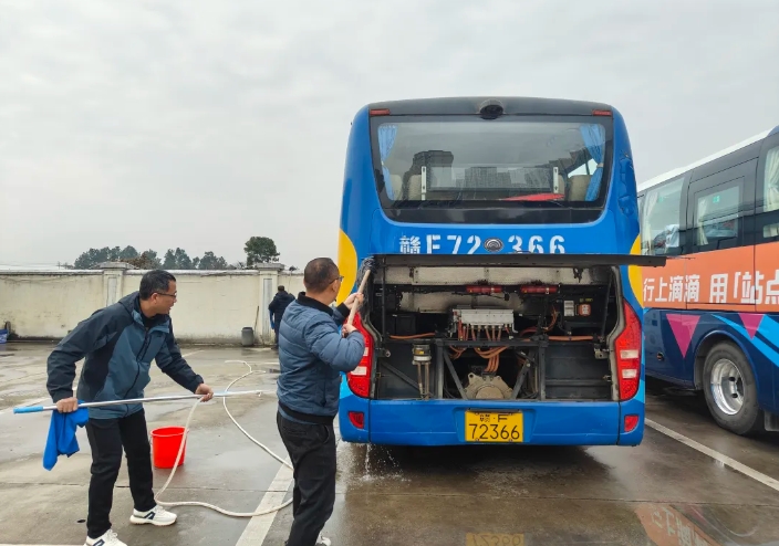 撫州長(zhǎng)運(yùn):崇仁分公司開展元旦前車輛大清洗活動(dòng)