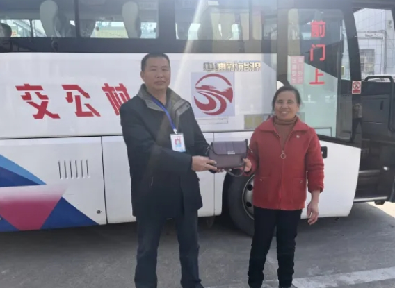 撫州長運:寒冬拾金不昧 溫暖乘客回家路