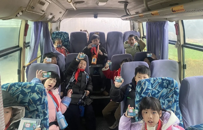 上饒汽運(yùn):鎮(zhèn)村公交學(xué)生乘車卡上線 獲家長好評