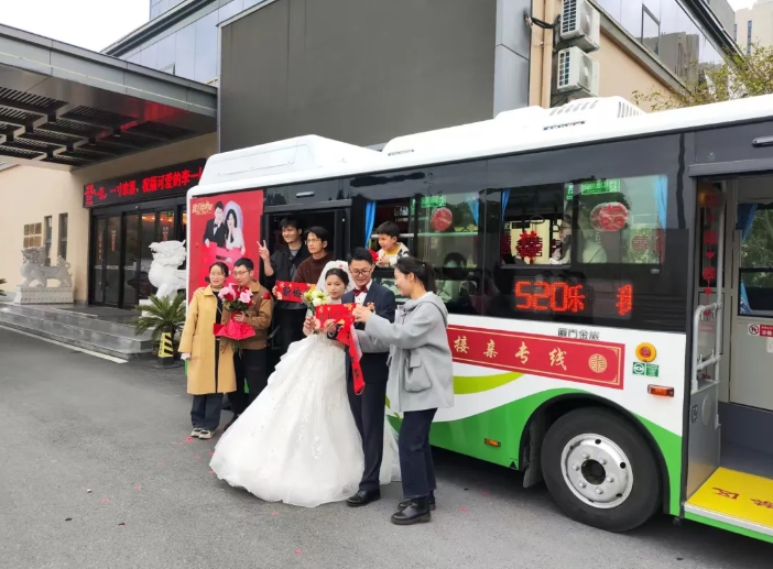 黃山長(zhǎng)運(yùn):公交車變浪漫“婚車” 環(huán)保又時(shí)尚